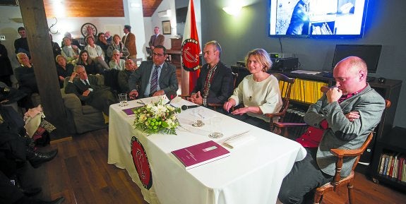 Pedro Lasagabaster, Fernando García, Marina Vallet y Lauren Etxepare presentaron la publicación ante el numeroso público que se reunió en el Casino.