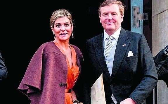 Máxima, con la capa de su suegra el miércoles pasado. 