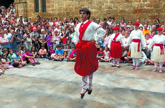 Dantzari. Eneko Galdos bailando en el exterior de la ermita de Antigua el día de Santa Isabel. 