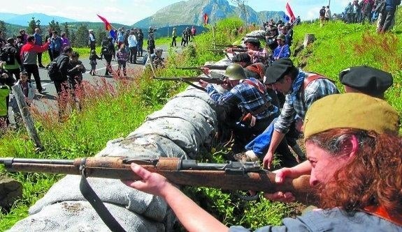 Una de las mujeres que participó en la recreación del año pasado de la batalla de Intxorta.