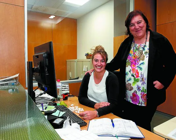 Lourdes Rodrigo, a la derecha, junto a la trabajadora de OMIC San Sebastián, Jasone Ibargoien, en la oficina de Duque de Mandas.
