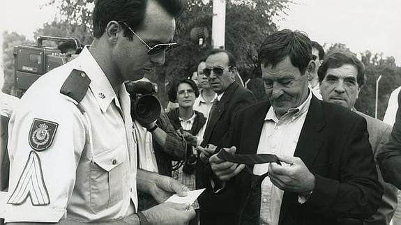 Imagen de archivo de 1993, en el momento en el que Idígoras se acredita para entrar en la Zarzuela y reunirse con el Rey.