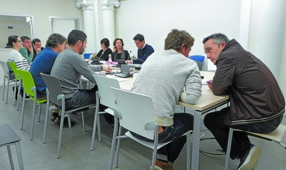 La comisión municipal de Carlos I con la vecinas Lierni Lasa y Blanca Miñano entre los concejales.