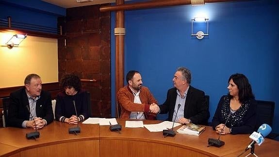 El diputado foral de Cultura, Denis Itxaso, y el alcalde de Orio, José Angel Zaldua, se dan la mano tras firmar el acuerdo