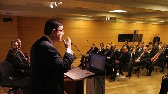 El presidente de Euskaltel, Alberto García Erauzkin, interviene en la conferencia organizada por Cebek. 
