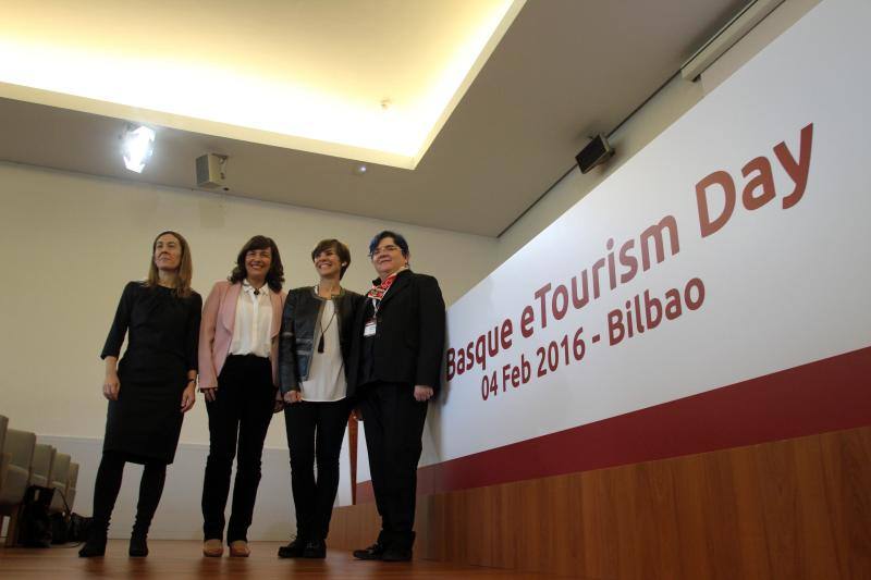 Nora Sarasola, Directora General de Bilbao Ekintza, Itziar Epalza, Viceconsejera de Comercio y Turismo del Gobierno Vasco, Arantza Madariaga, directora general de Basquetor, y Mercedes Rodríguez Larrauri, directora de Turismo del ayuntamiento de Bilbao, durante la apertura del BASQUE eTOURISM DAY