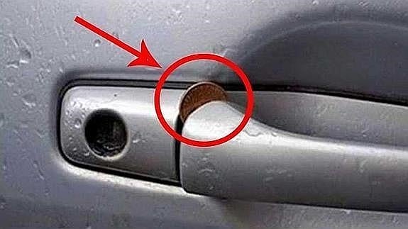 ¿Has encontrado una moneda atascada en la puerta de tu coche?