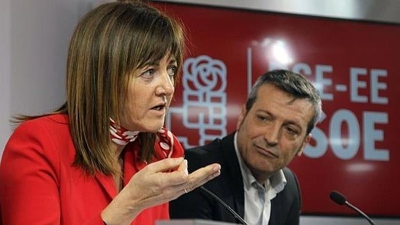 Idoia Mendia, en la rueda de prensa en Bilbao junto al europarlamentario francés Edouard Martin