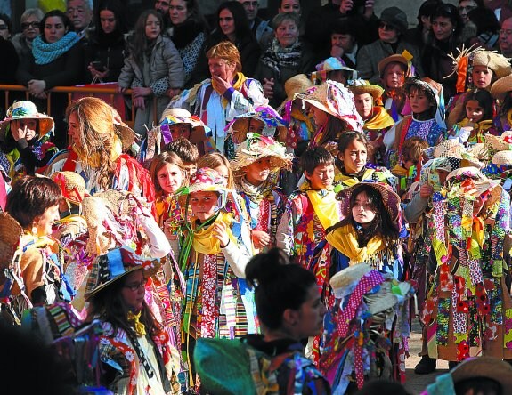 Trapujale Festa. La soleada mañana contribuyó al éxito de la fiesta los alumnos del Lizeo, que lucieron los vistosos trajes. 