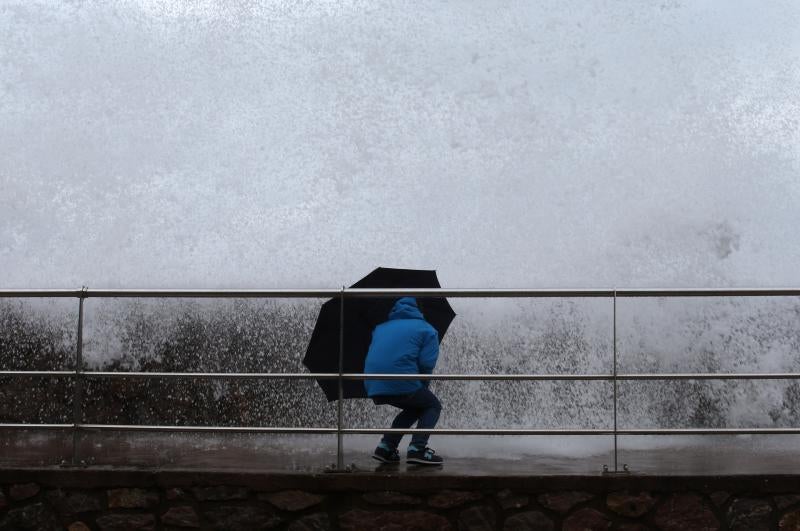 Cerrado al tráfico el Paseo Nuevo de San Sebastián ante la previsión de fuerte oleaje