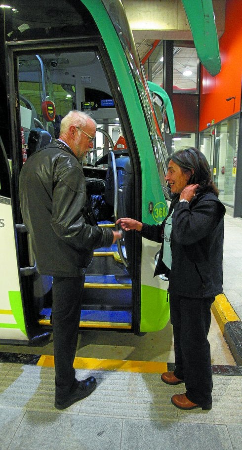 Viajero y conductora. Esperanza Chueca, junto a Eduardo García.