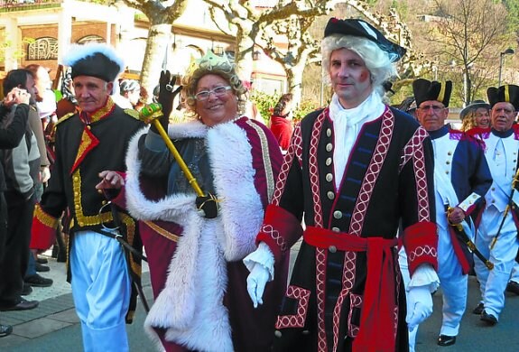 Los integrantes de Xanjuko Piratak Konpartsa desfilando. A la derecha, Maider, Eider, Uxue y Amaia con sus amigos. Abajo, Robustiano, la reina y el lord. 