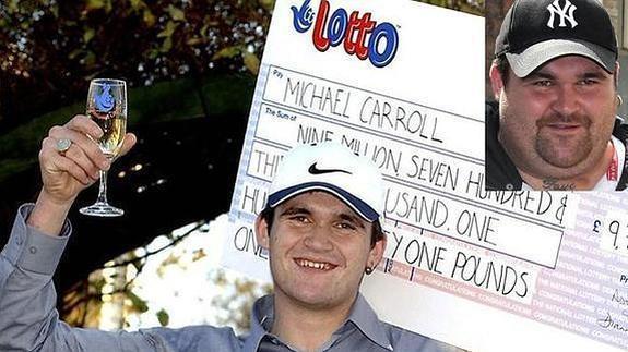 Michael Carroll, con el cheque de su premio. Y siete años después, tras habérselo gastado todo.