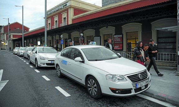 La reserva para los taxis sigue siendo la misma que antes de que se inaugurase la nueva estación.