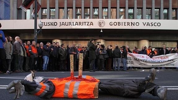 Unos 200 trabajadores de la ACB se han concentrado  frente a la sede del Gobierno Vasco en Bilbao 
