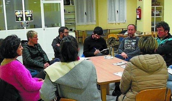 Lehen jai batzordean parte hartu zutenen bilera. 