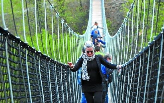 El puente tibetano es una de las muchas actividades que se ofrecen en el Parque. 