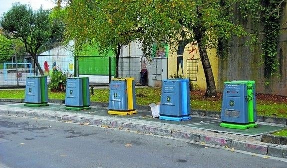 Contenedores soterrados en Altzin kalea. 