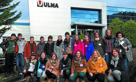 Los alumnos de Elkar Hezi, en su visita a una de las unidades de negocio del Grupo Ulma. 