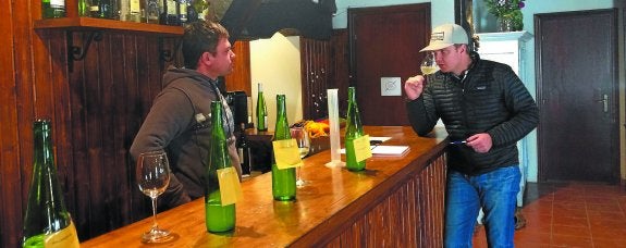 Eric D. Swikard y Xabier Urruzola, durante una cata en el caserío Garaikoetxea del siglo XIV.