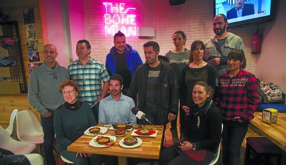 Contra el frío. Representantes de los establecimientos comerciales y de hostelería, en la presentación de la campaña.