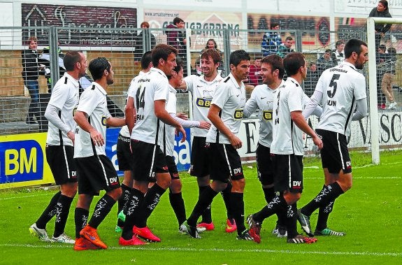 Los jugadores del Unión felicitan a Ozkoidi por su gol, que abrió el marcador.