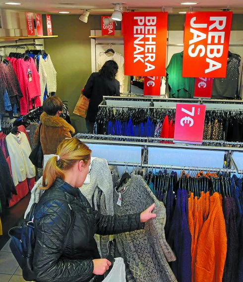 Varias mujeres buscan oportunidades en una tienda del Centro.