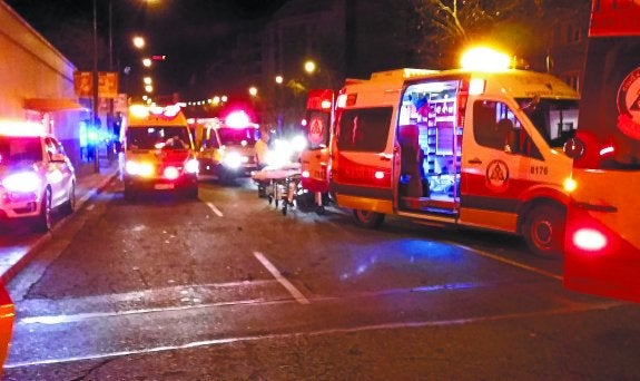 Varias ambulancias atienden a las dos chicas atropelladas ayer en el centro de Madrid. 