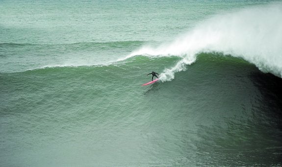 En lo más alto. Iker Muñoz surfea una ola en Izustarri, entre Getaria y Zumaia, en la foto de Riancho gracias a la que ha sido nominado a los WSL Big Wave Awards. 