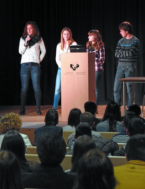Uno de los grupos durante la defensa de su proyecto. 