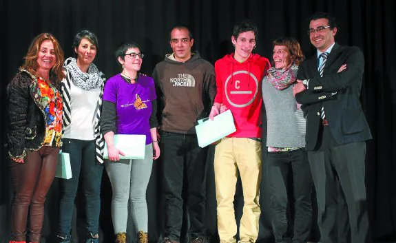 Los miembros del grupo Beti Lau!!!! posan sonrientes tras recibir el primer premio.
