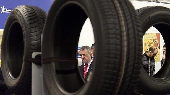 El lehendakari, durante la visita que ha realizado a la empresa Michelin con motivo del 50 aniversario de su implantación en Vitoria