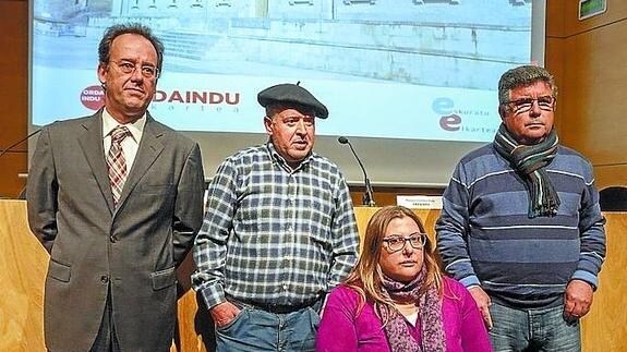 Los portavoces de Ordaindu y Eskuratu, junto a su letrado. 