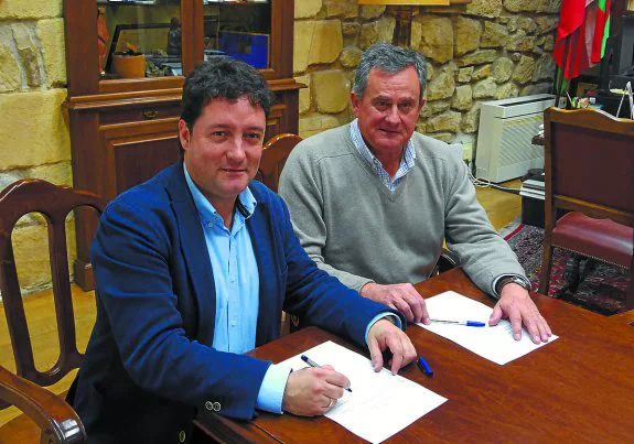 Firma. Xabier Txurruka y Juan Carlos Larrañaga, durante la firma del contrato este pasado miércoles.