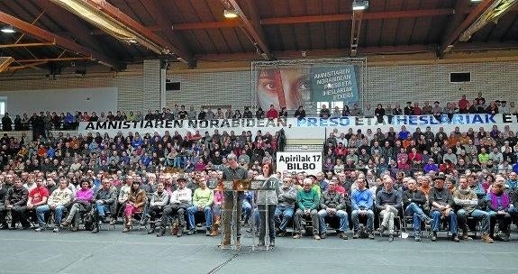 Respaldo. Imagen de los más de 700 expresos que comparecieron este pasado domingo en el polideportivo de Usurbil.