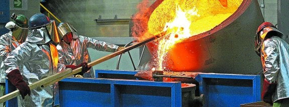 Varios operarios en el proceso de fundición cuando se inauguraron las nuevas instalaciones de TS Fundiciones, en el Polígono Sansinenea de Zestoa, en 2007.
