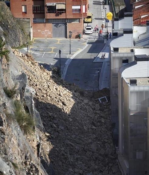 Desprendimiento sobre las viviendas.