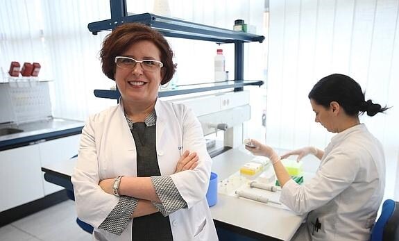 La doctora Concha Vidales muestra una de las salas en las que analizan ADN para detectar enfermedades genéticas.