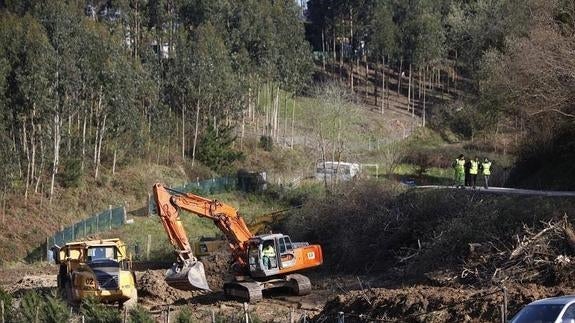 Prosiguen los trabajos por el desprendimiento de tierra en la ladera de Kamiñalde