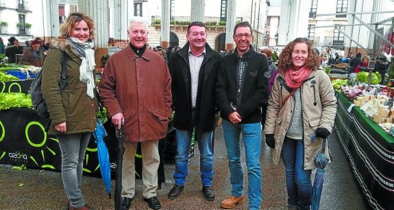 Leire Arandia, Josi Iturrioz, José Miguel Santamaría, Patxi Amantegi y Arrate Iturbe en su visita a la feria.