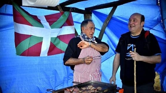 Ortuzar ha subido este sábado junto a afiliados del PNV al monte Bizkargi, desde donde ha hecho un llamamiento a la participación en el acto organizado por su partido para este domingo en la Plaza Nueva de Bilbao. 