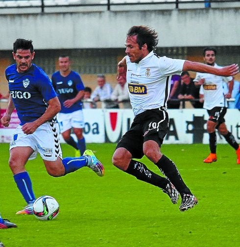 Mikel Alonso controla un balón ante el Socuéllamos. 