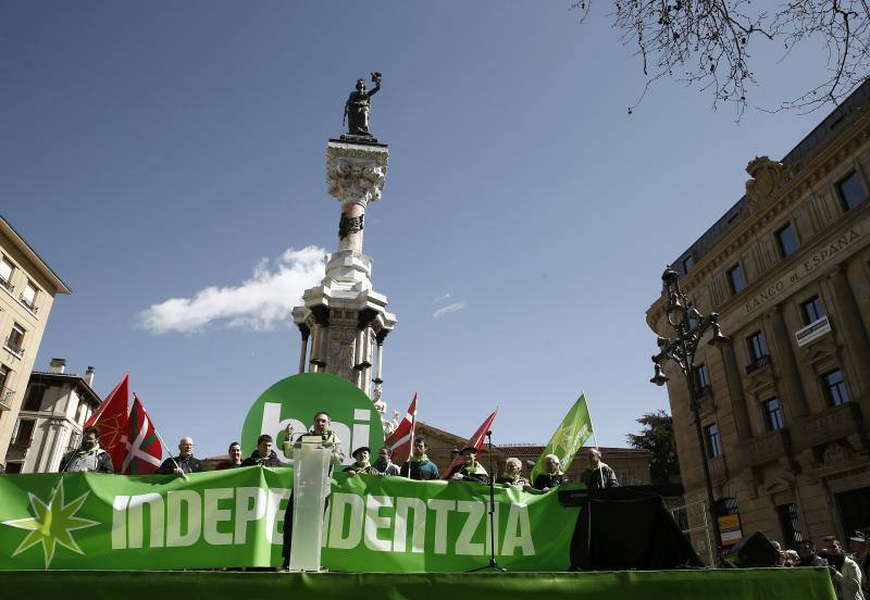Txutxi Ariznabarreta, durante su intervención al término de la manifestación convocada hoy en Pamplona por la red Independentistak para conmemorar el Aberri Eguna