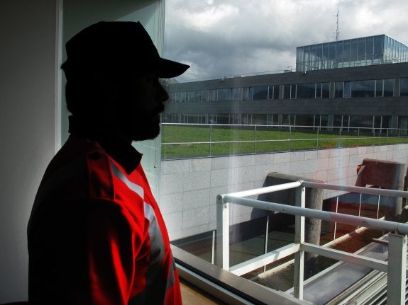 El ertzaina, que prefiere guardar el anonimato, en su comisaría. 