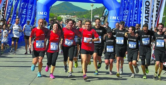 Llegada a Alderdi Eder de diferentes equipos de empresas en la última edicion. 