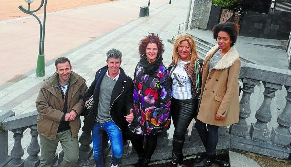 Presentación. El concejal Ixidor Larrañaga, Bittor Zubizarreta, Rosi Zubizarreta, Marisa Merino y Yasmilka Rodríguez. 