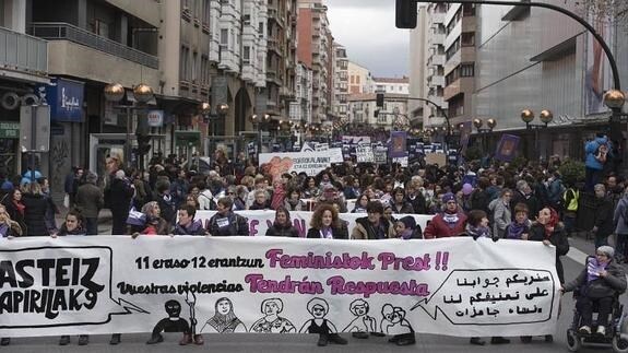Una multitudinaria marcha reclama en Vitoria acciones contra la violencia machista