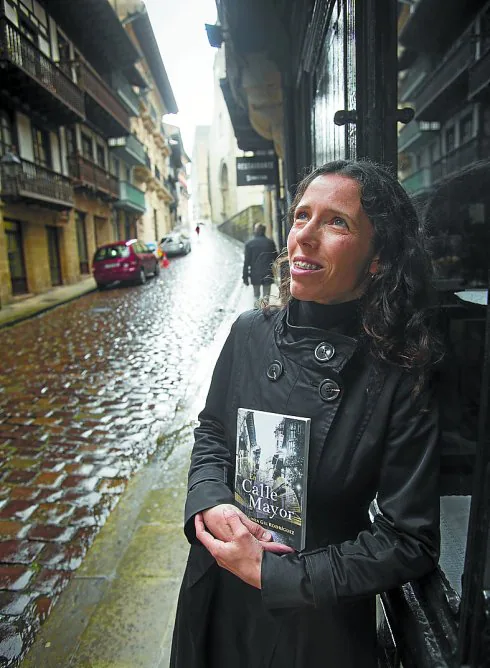 Virginia Gil Rodríguez con su primera novela.
