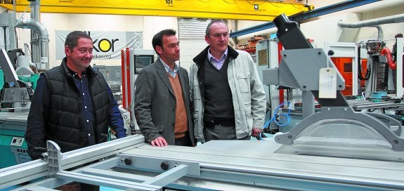 Aitor Garaño (Elkor), Diego Badiola (Algon) y Gregorio García de Vicuña (Ojmar), junto a una de las máquinas expuestas en la sede de Elkor, en Zumaia. 