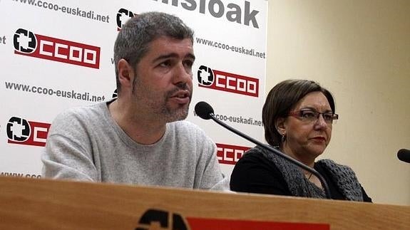 Los responsables de CC OO en Euksadi, Unai Sordo y Mari Cruz Vicente, en la rueda de prensa ofrecida en Bilbao.
